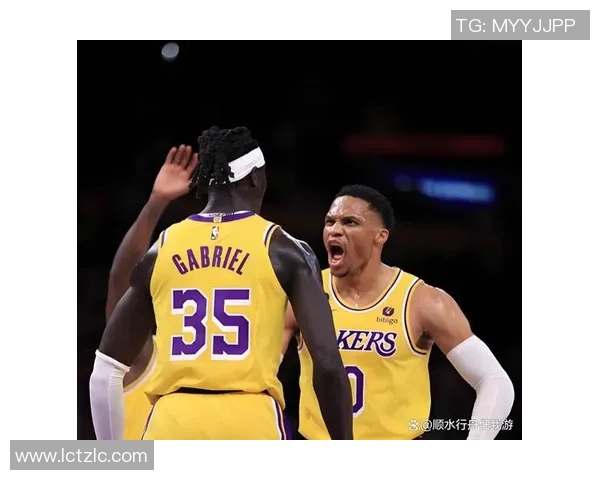 湖人队与快船队激战正酣谁能在洛城德比中笑到最后